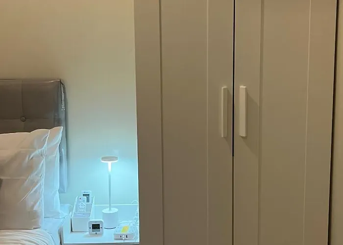 Modern 1-br Retreat With Pool, High Speed Wifi, Netflix, Steps From Moa, Bars, Entertainment, Transport 4*