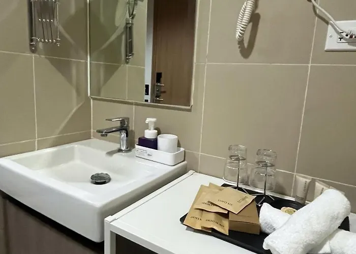 Modern 1-br Retreat With Pool, High Speed Wifi, Netflix, Steps From Moa, Bars, Entertainment, Transport 4* Manila