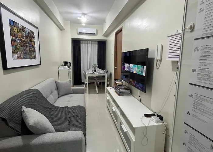 Modern 1-br Retreat With Pool, High Speed Wifi, Netflix, Steps From Moa, Bars, Entertainment, Transport Manila