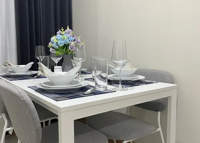 Modern 1-br Retreat With Pool, High Speed Wifi, Netflix, Steps From Moa, Bars, Entertainment, Transport Aparthotel Manila