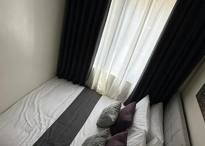 Modern 1-br Retreat With Pool, High Speed Wifi, Netflix, Steps From Moa, Bars, Entertainment, Transport 4* Manila