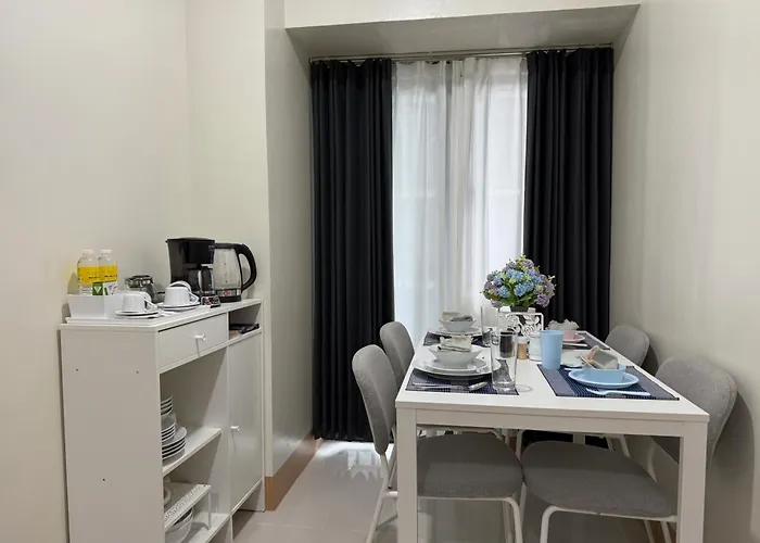Modern 1-br Retreat With Pool, High Speed Wifi, Netflix, Steps From Moa, Bars, Entertainment, Transport 4* Manila