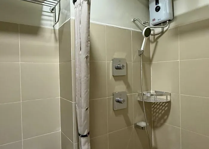 Modern 1-br Retreat With Pool, High Speed Wifi, Netflix, Steps From Moa, Bars, Entertainment, Transport Manila